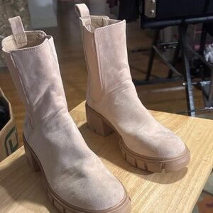 Elegant Suede Ankle Boots in Light Tan